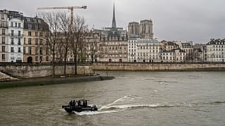 DOSSIER : La police française patrouille sur la Seine pendant la messe d'inauguration de la cathédrale Notre Dame à Paris, dimanche 8 décembre 2024.