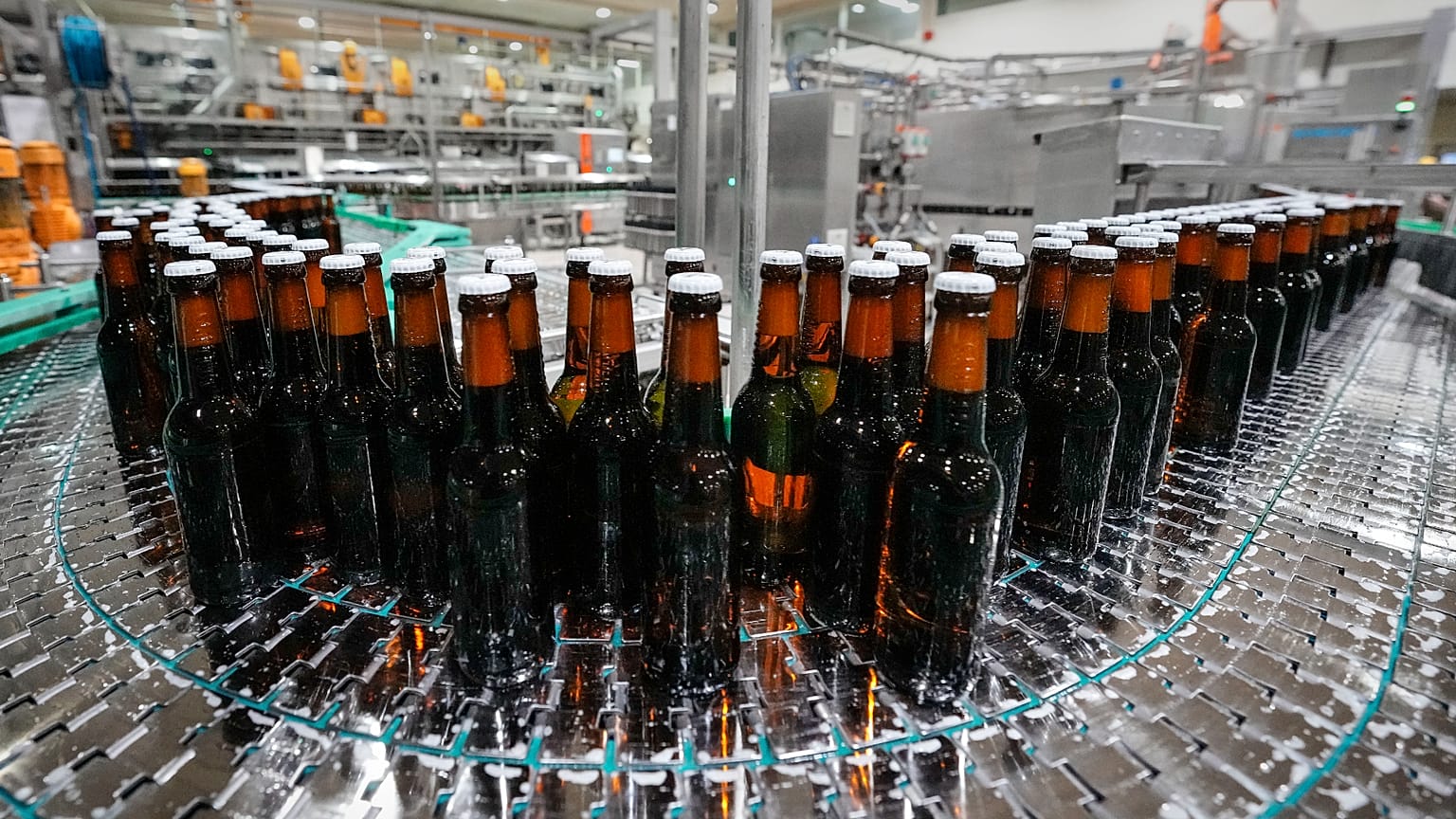 Der Bierkonsum in Deutschland sinkt. Oettinger-Chef warnt vor einer Pleitewelle bei den Brauereien.