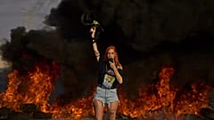 Un militant bloque une autoroute lors d'une manifestation demandant la libération immédiate des otages détenus par le Hamas près de la ville de Lod, 26 août 2025.