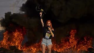 Un activista bloquea una autopista durante una protesta para exigir la liberación inmediata de los rehenes retenidos por Hamás cerca de la ciudad de Lod, 26 de agosto de 2025.