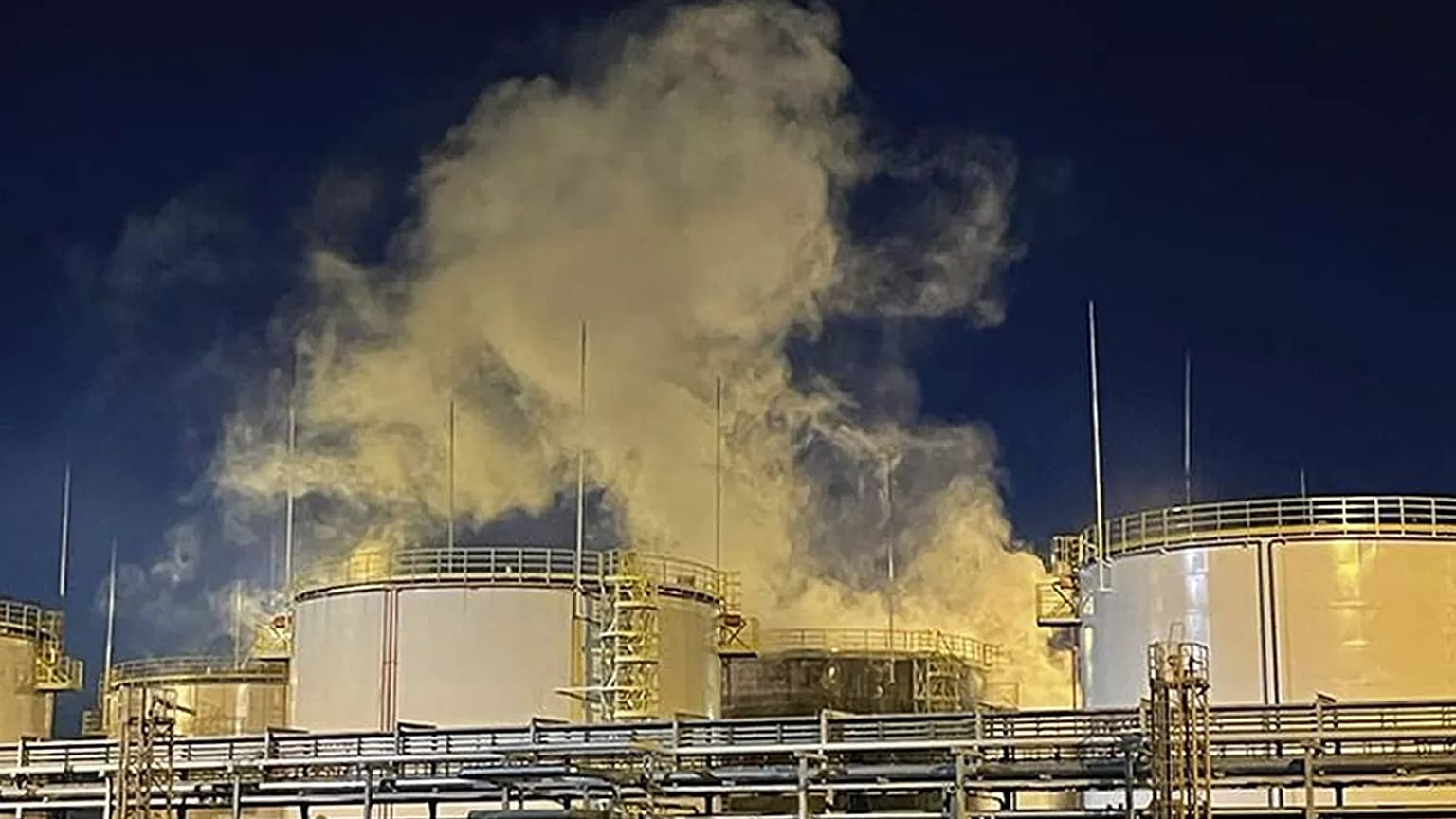  Rusya'nın güneyindeki Krasnodar bölgesinde bulunan Ilsky Petrol Rafinerisi üretim kompleksinin yan tarafından duman yükseliyor.