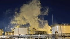  Rauch steigt von der Seite des Produktionskomplexes der Ilsky-Ölraffinerie in der Region Krasnodar im Süden Russlands auf.