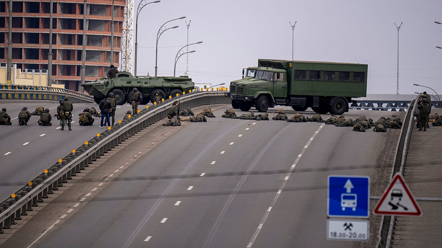 Soldati ucraini prendono posizione su un ponte all'interno della città di Kiev, Ucraina, venerdì 25 febbraio 2022.