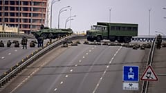 Ukrainische Soldaten beziehen Stellung auf einer Brücke in der Stadt Kiew, Ukraine, Freitag, 25. Februar 2022.