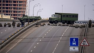Des soldats ukrainiens prennent position sur un pont dans la ville de Kyiv, en Ukraine, le vendredi 25 février 2022