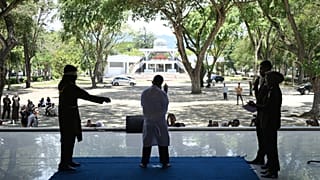 جلد أحد رجلين أدينا بانتهاك الشريعة الإسلامية عن طريق المعانقة والتقبيل, التي قضت المحكمة بأنها يمكن أن تؤدي إلى علاقات جنسية محظورة, في باندا آتشيه, مقاطعة آتشيه, إندونيسيا, 