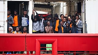 Una vista dei migranti a bordo della nave Ocean Viking in arrivo al molo 21 del porto di Napoli, a Napoli, Italia, lunedì 28 agosto 2023.