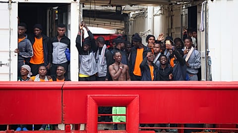 Una vista dei migranti a bordo della nave Ocean Viking in arrivo al molo 21 del porto di Napoli, a Napoli, Italia, lunedì 28 agosto 2023.