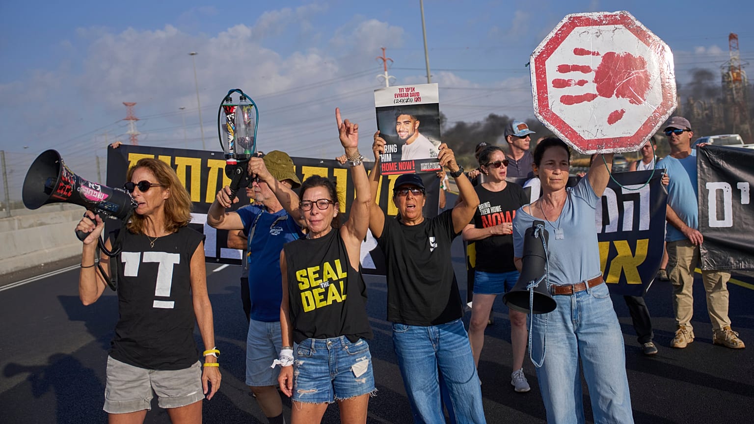 Activistas bloquean una carretera durante una protesta cerca de la ciudad de Lod, Israel, el martes 26 de agosto de 2025.