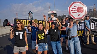 Activistas bloquean una carretera durante una protesta cerca de la ciudad de Lod, Israel, el martes 26 de agosto de 2025.