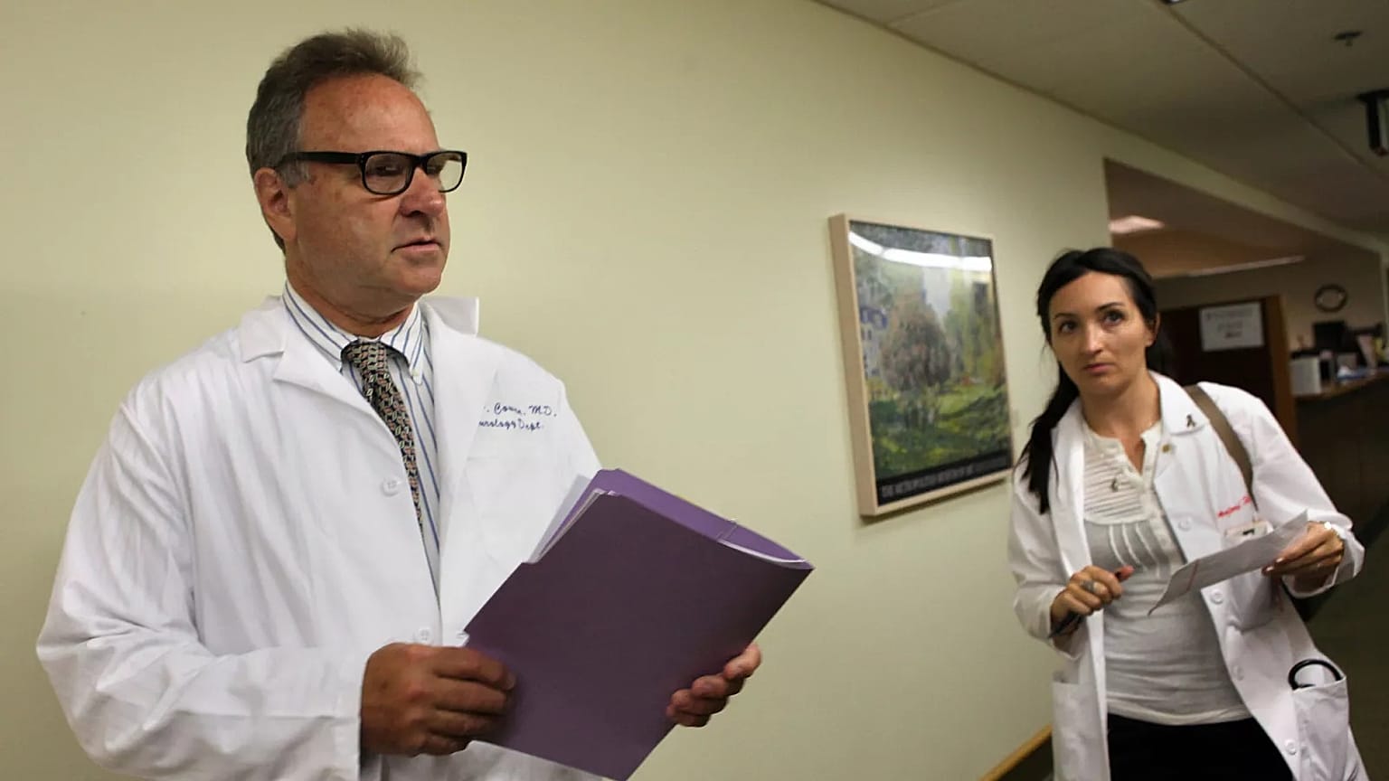 El director de la Clínica Stanford, Robert Cowan y la residente de psiquiatría Nadia Haddad esperan para ver a un paciente en una imagen de archivo.