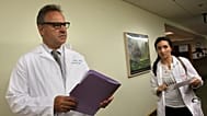 El director de la Clínica Stanford, Robert Cowan y la residente de psiquiatría Nadia Haddad esperan para ver a un paciente en una imagen de archivo.