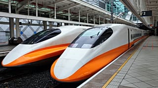 Dos trenes de alta velocidad estacionados en una estación ferroviaria.