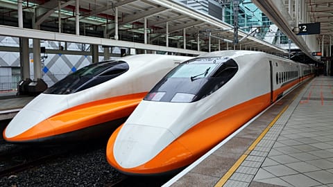 Dois comboios de alta velocidade numa estação ferroviária