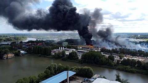 HAMBURG LİMANINDAKİ EN BÜYÜK YANGIN SÖNDÜRÜLDÜ
