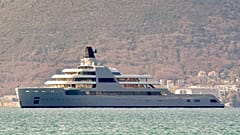 Ein Blick auf die Superyacht Solaris des russischen Metall- und Erdölmagnaten Roman Abramowitsch, die in Tivat, Montenegro, vor Anker liegt. 12. März 2022.