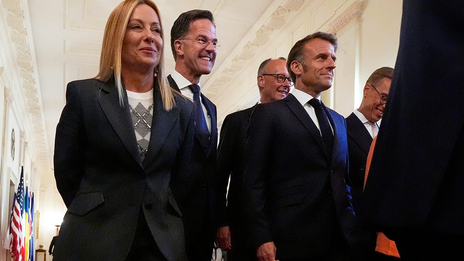 El presidente de Francia, Emmanuel Macron, y la primera ministra de Italia, Giorgia Meloni, en la Casa Blanca, el lunes 18 de agosto de 2025, en Washington.