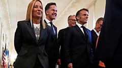 El presidente de Francia, Emmanuel Macron, y la primera ministra de Italia, Giorgia Meloni, en la Casa Blanca, el lunes 18 de agosto de 2025, en Washington.