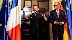 Bundeskanzler Friedrich Merz, rechts, und der französische Präsident Emmanuel Macron treffen sich im Gästehaus des Auswärtigen Amtes, der Villa Borsig, in Berlin, Deutschland, 23. Juli 2025.