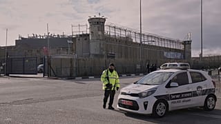 عناصر من الأمن الإسرائيلي أمام سجن عوفر العسكري في الضفة الغربية، 8 فبراير 2025.