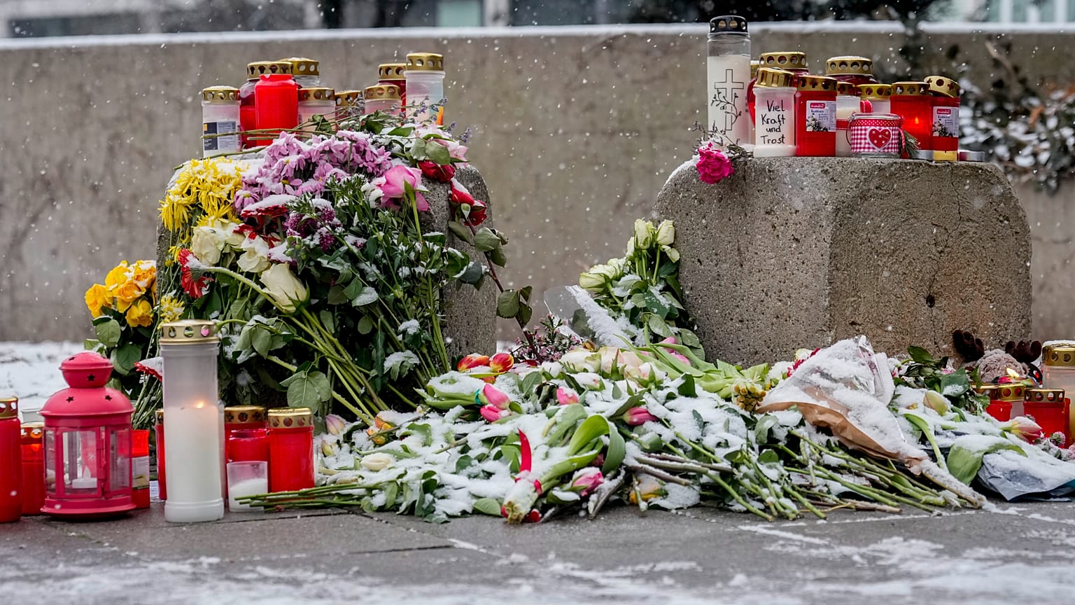 Trauer nach der Tat: Der Angeklagte Farhad N. steuerte ein Auto in einen Demonstrationszug.