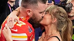 ARCHIV - Travis Kelce (87) und Taylor Swift küssen sich nach dem Sieg der Chiefs gegen San Francisco
