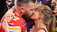 El tight end de los Kansas City Chiefs Travis Kelce y la cantante Taylor Swift se besan tras el partido de fútbol americano de la NFL Super Bowl 58 en Las Vegas. 11 de febrero de 2024.