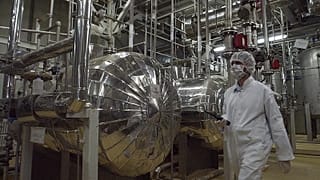 Un agent de sécurité iranien en tenue de protection sur le site d'enrichissement d'uranium situé près de la ville d'Ispahan, le 30 mars 2005.