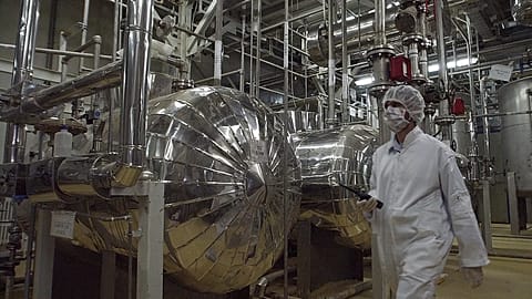 Egy iráni biztonsági tisztviselő védőruhában sétál az uránátalakító létesítmény egy részén Iszfahán városának külterületén, 2005. március 30.