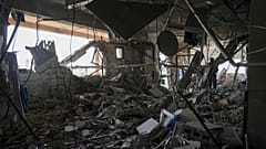 غرفة مدمّرة في مستشفى ناصر بخان يونس بعد غارة إسرائيلية أسفرت عن مقتل مريضين، الثلاثاء 13 مايو 2025.