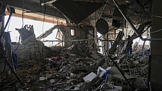 غرفة مدمّرة في مستشفى ناصر بخان يونس بعد غارة إسرائيلية أسفرت عن مقتل مريضين، الثلاثاء 13 مايو 2025.