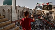 صورة تعبيرية لطفل سوري يحمل العلم الوطني