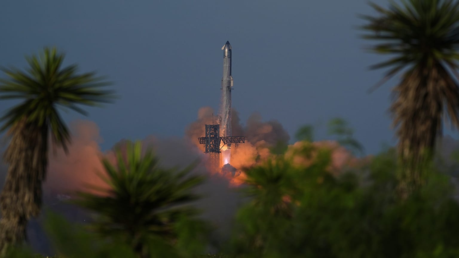 SpaceX'in mega roketi Starship, 26 Ağustos 2025 Salı günü Teksas'taki Starbase'den bir test uçuşu gerçekleştirdi. 