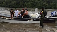 Contratistas de la gobernación del Cauca, en la embarcación, son liberados por miembros del EMC, secuestrados en López de Micay, en Colombia, el 25 de julio de 2025.
