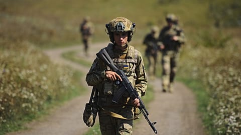 18-24 éves ukrán katonák kiképzése Harkiv közelében
