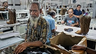 عمال يصنعون أحذية جلدية في أغرا، الهند، يوم الاثنين، 25 أغسطس/آب 2025. 