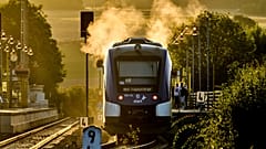 Ein regionaler Wasserstoffzug nähert sich dem Bahnhof in Wehrheim bei Frankfurt. 2025.