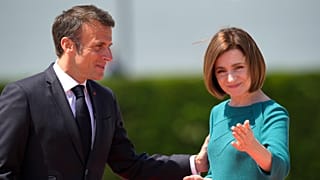 La présidente moldave Maia Sandu et Emmanuel Macron au sommet de la Communauté politique européenne, à Bulboaca, en Moldavie, le jeudi 1er juin 2023