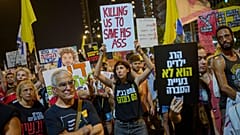 Protest in Tel Aviv, Israel, am Samstag, den 23. August 2025, fordert das Ende des Krieges, die Freilassung der von Hamas festgehaltenen Geiseln und richtet sich gegen die Regierung von Premierminister Benjamin Netanjahu.
