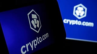 Il logo di crypto.com appare sullo schermo di un cellulare e di un computer, a New York. 31 gennaio 2023.