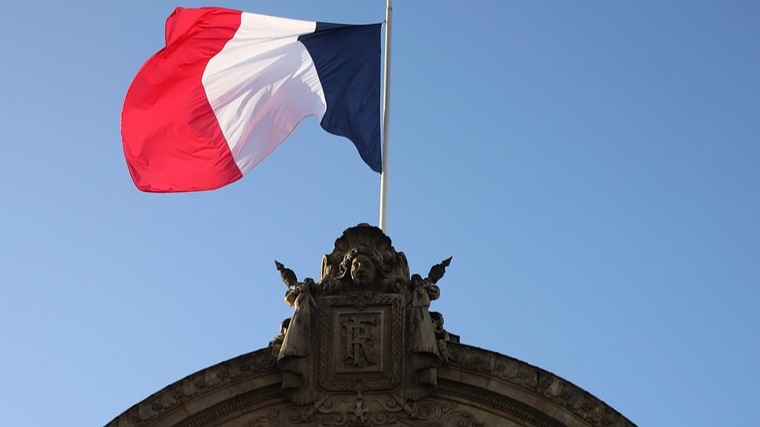 ARCHIVO: La bandera francesa ondea a media asta en el Palacio del Elíseo en París, Francia, el 23 de diciembre de 2024.