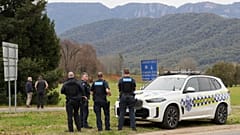 Die Polizei wartet in der Nähe des Tatorts einer Schießerei im Hochland von Porepunkah im Bundesstaat Victoria, 26. August 2025