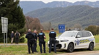 La policía espera cerca del lugar de un tiroteo en el altiplano de Porepunkah, en el estado de Victoria, 26 de agosto de 2025.