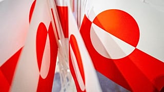FILE: Bandiere della Groenlandia sono raffigurate presso la Rappresentanza groenlandese a Copenaghen, 9 gennaio 2025