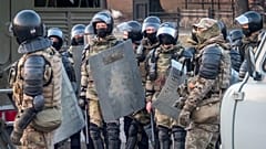 Unos policías rusos se preparan para un posible mitin en Jabárovsk, el 21 de abril de 2021.