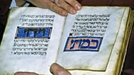 نسخه خطی یهودی ۷۰۰ ساله، سارایوو هاگادا، که به زبان عبری بر روی پوست گوساله سفید شده نوشته شده است،۱۹۹۵