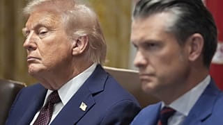 El presidente Donald Trump y el secretario de Defensa, Pete Hegseth, escuchan durante una reunión del gabinete, el martes 26 de agosto de 2025.