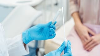 Ένας ασθενής παίρνει δείγμα για μια γενετική εξέταση.