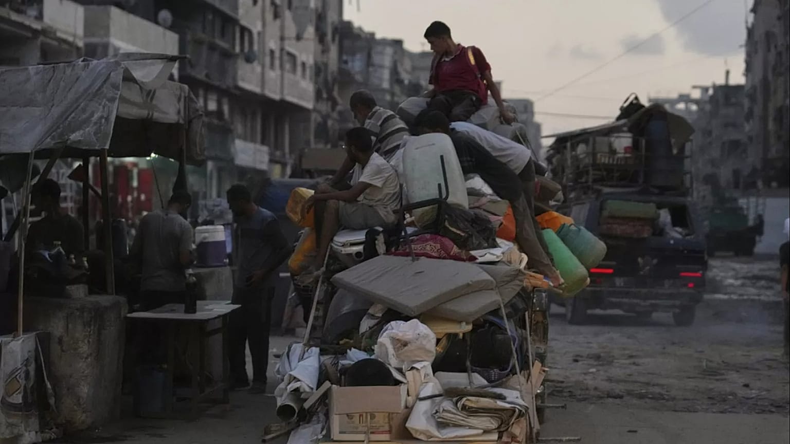 نازحون فلسطينيون من جباليا يحملون أغراضهم في شوارع غزة، الثلاثاء 26 أغسطس 2025.