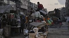 نازحون فلسطينيون من جباليا يحملون أغراضهم في شوارع غزة، الثلاثاء 26 أغسطس 2025.